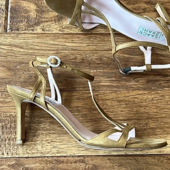 Isaac Mizrahi Gold Metallic Strappy Open Toe Heels Rhinestone Buckle Accent Sz 8 - Picture 2 of 14